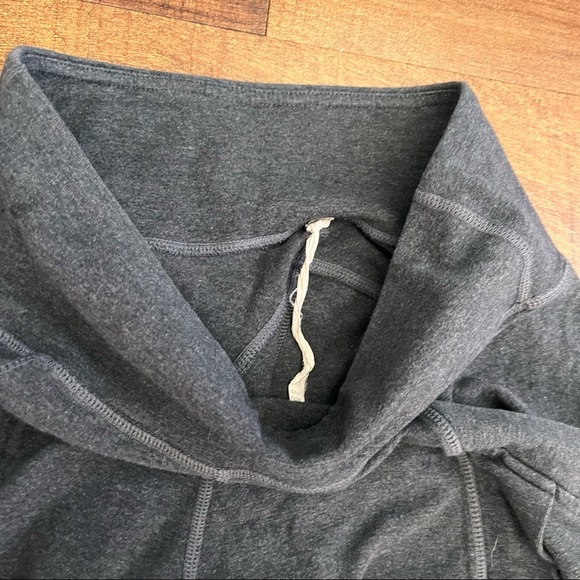 Lululemon womaens gray silver  2 two pocket pants stretchy size 4 - Picture 4 of 6